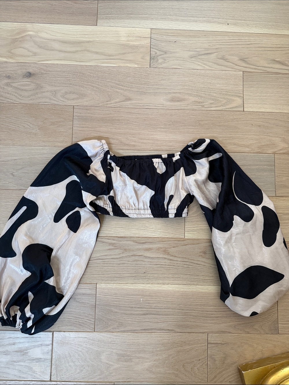 Diarrablu Black and Cream Off-Shoulder Puff Sleeve Crop Top